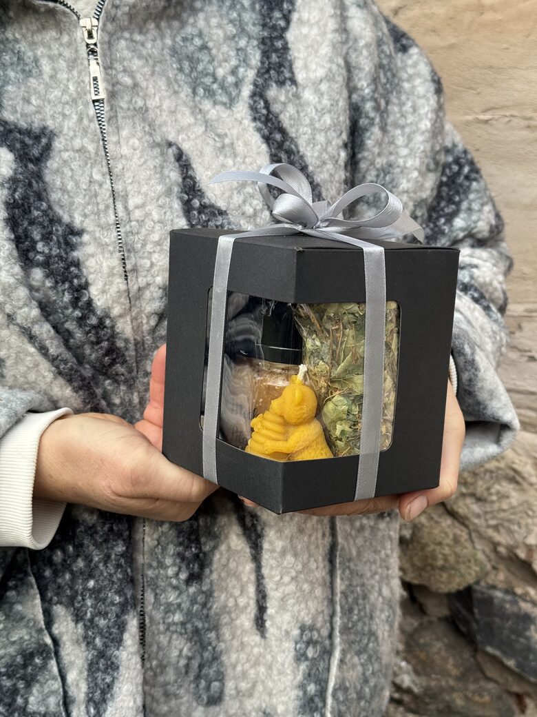 Medus dāvana melnā kastītē