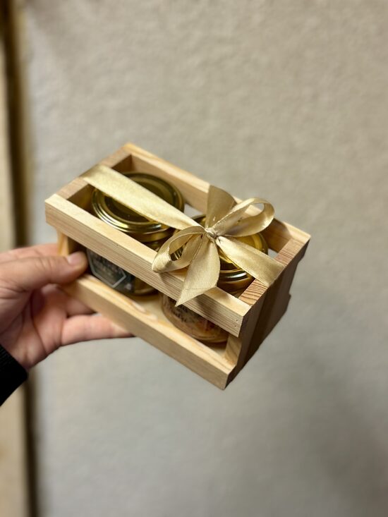 Koka kastīte ar bišu vaska sveci